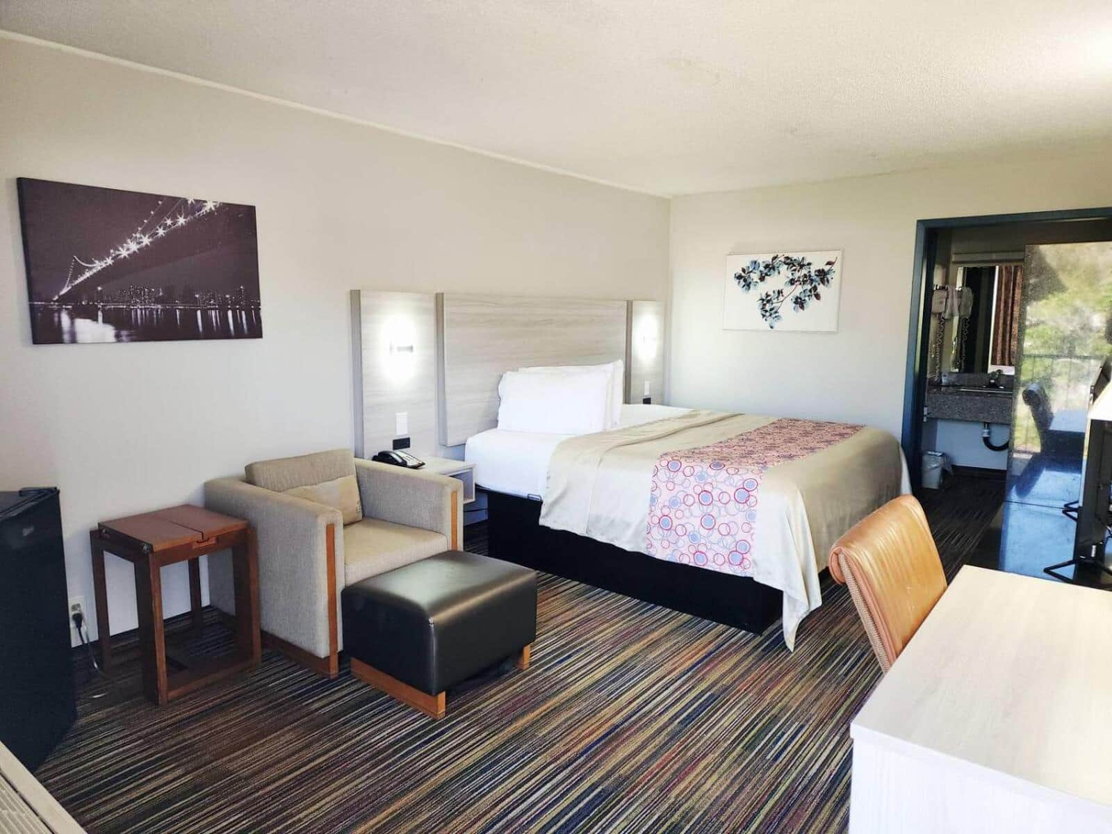 Discovery Inn & Suites