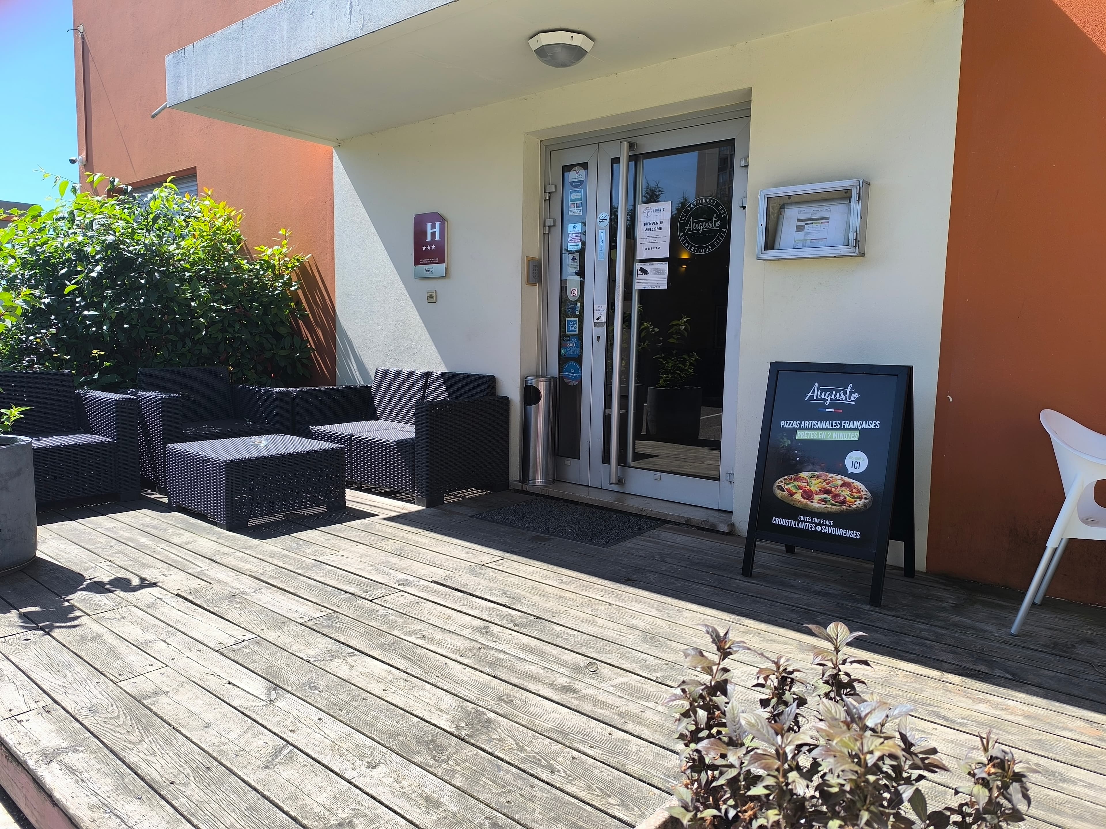 Adonis Lyon Est Artys Hotel