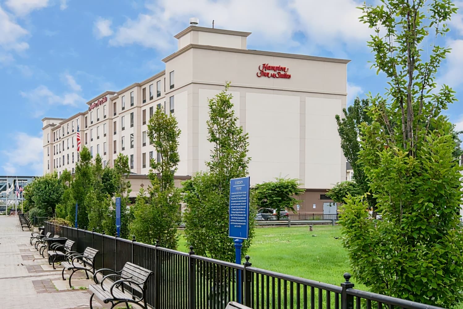 Hampton Inn & Suites Newark-Harrison