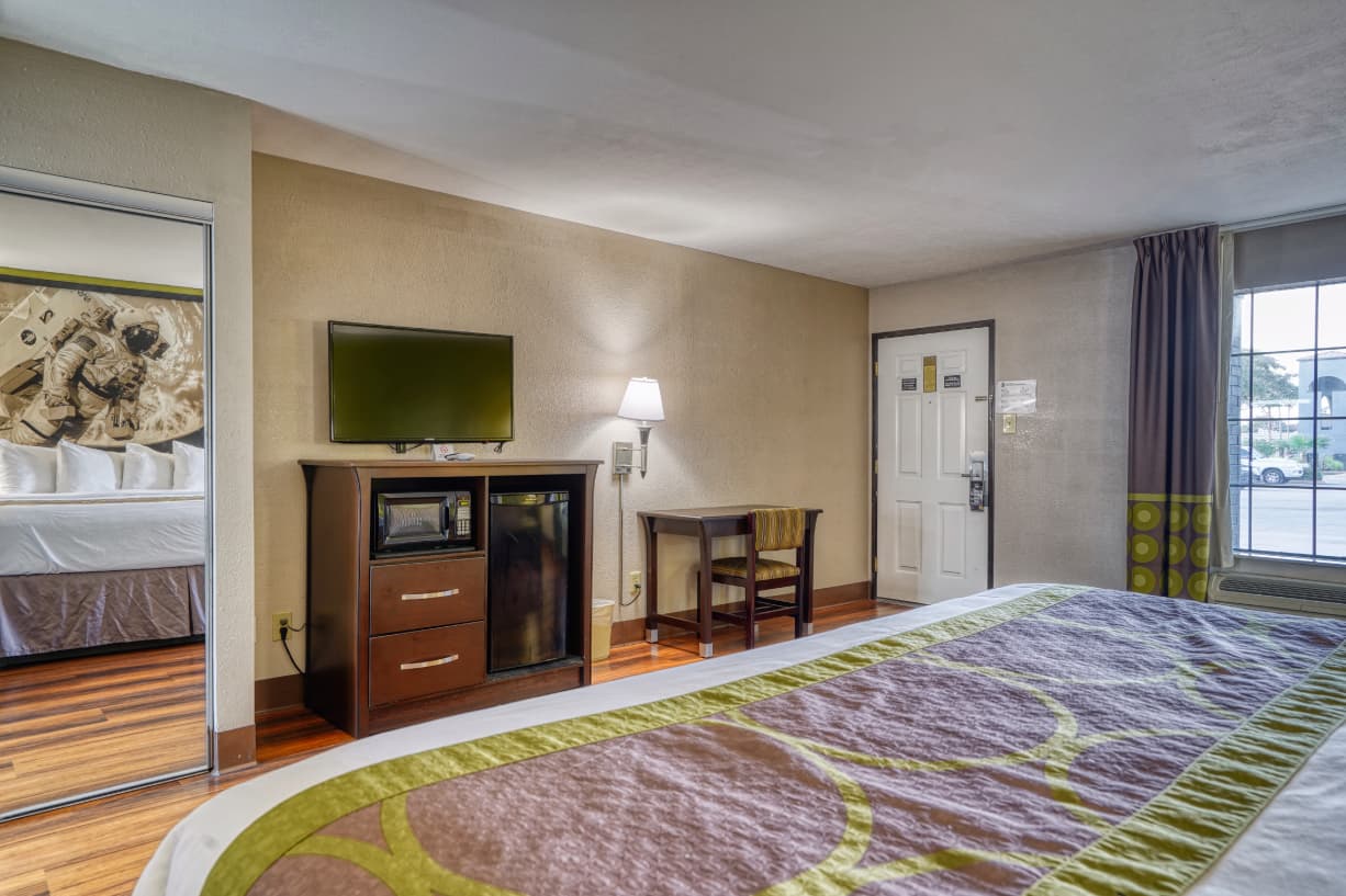 Super 8 by Wyndham Houston/ Webster - NASA