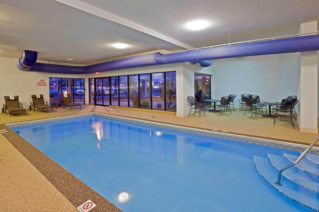 Hotel RL Cleveland Airport West