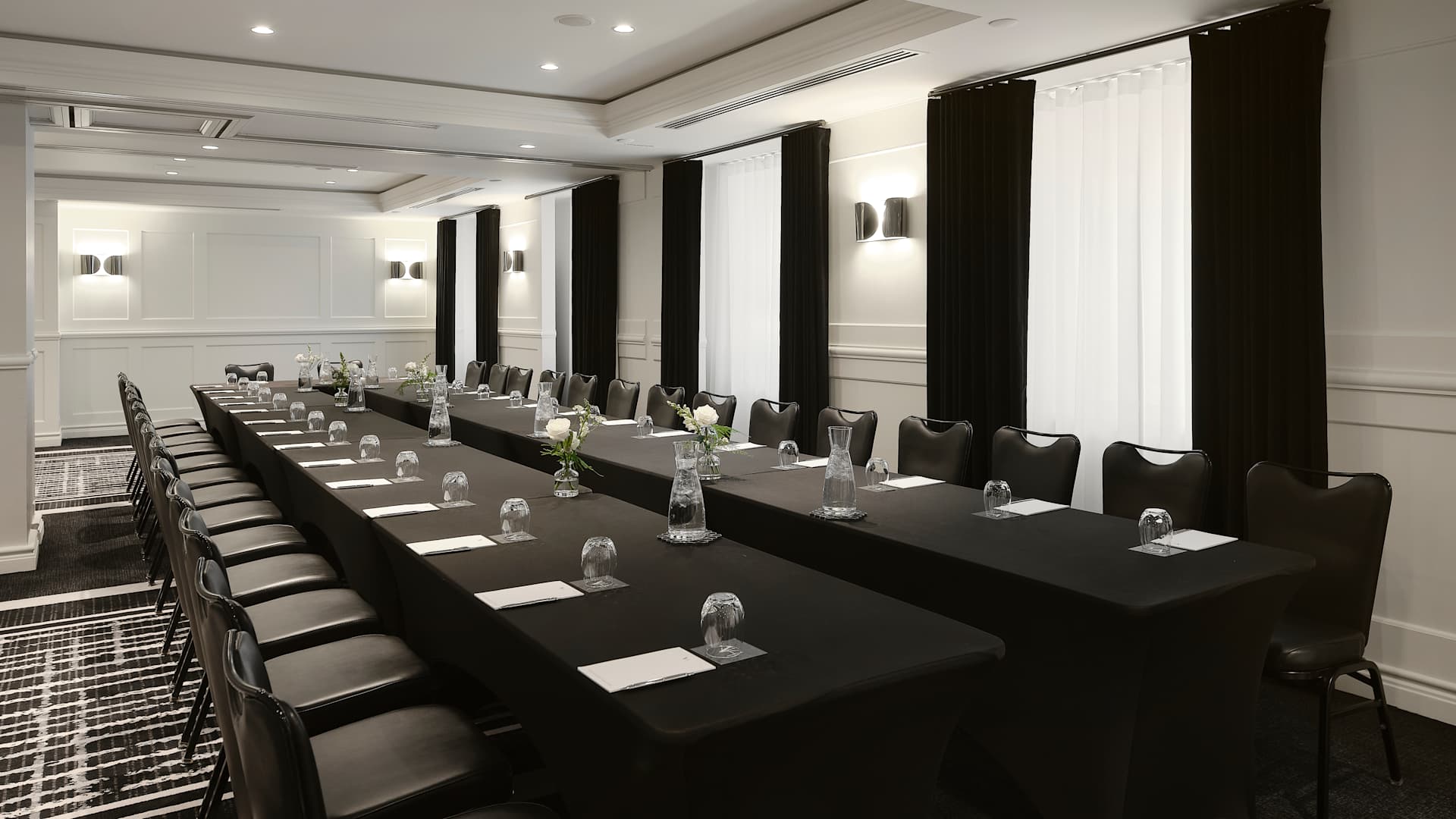 Vogue Hotel Montreal Downtown, Curio Collection by Hilton