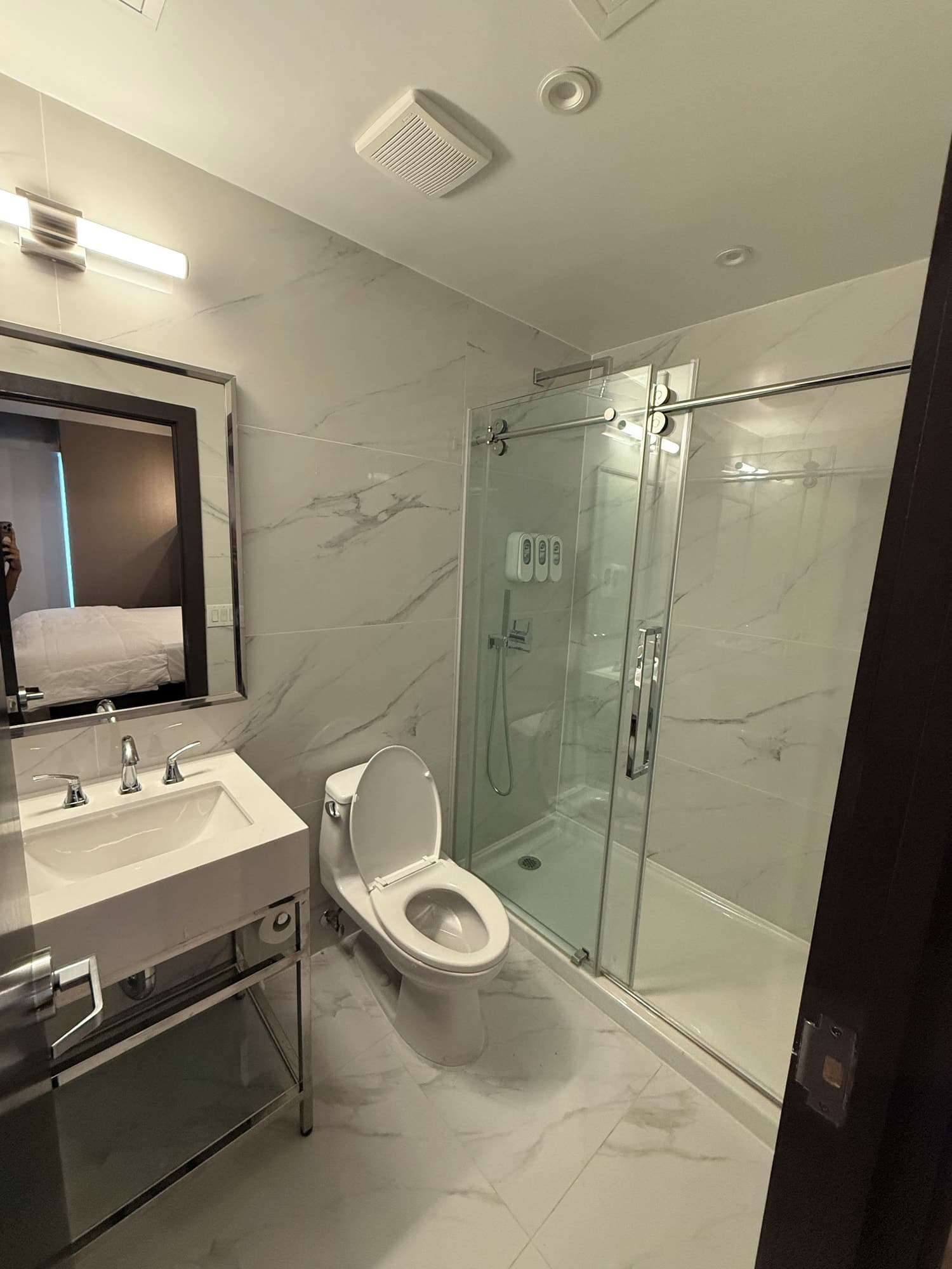 Lux Hotel LIC