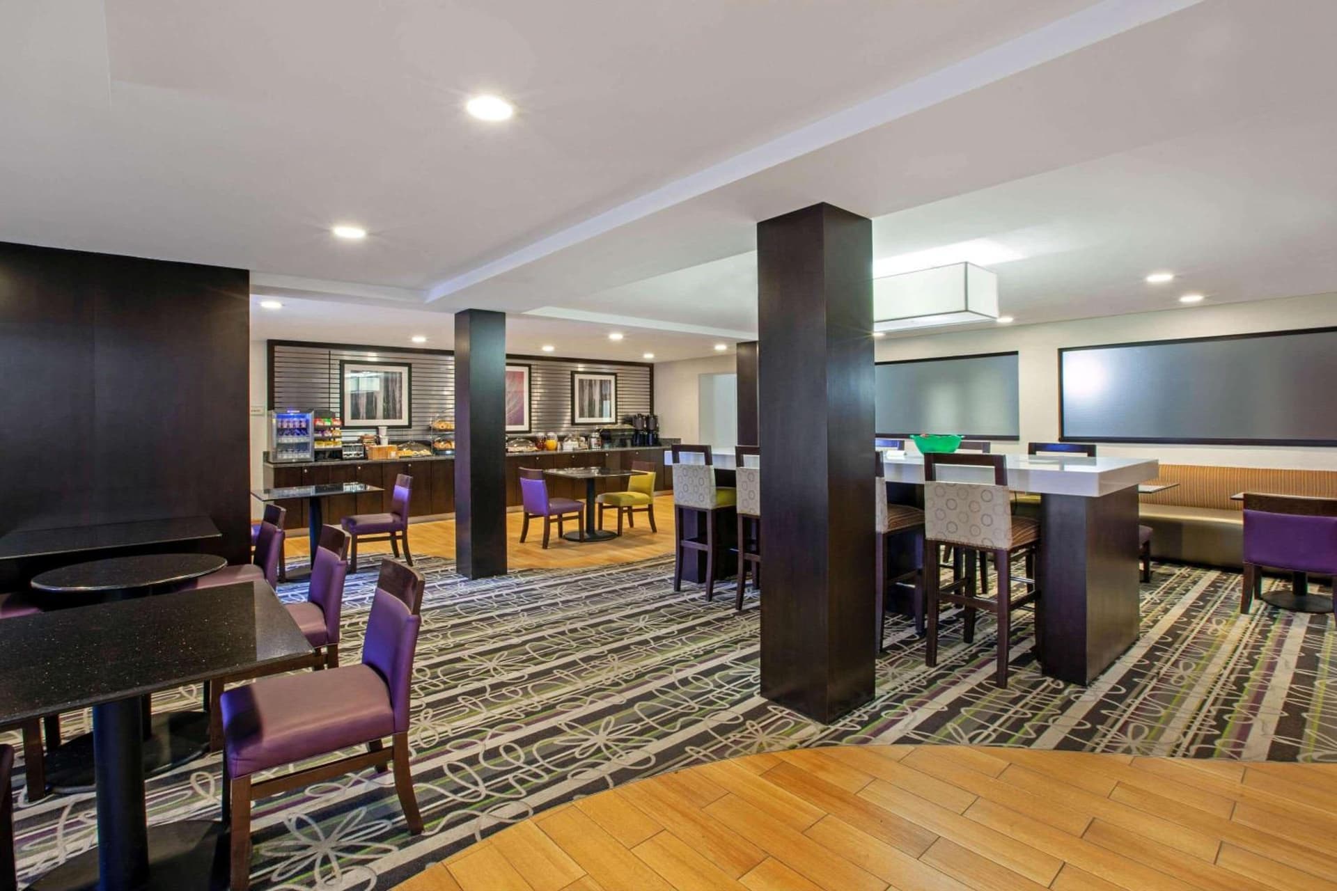 La Quinta Inn & Suites by Wyndham Detroit Metro Airport
