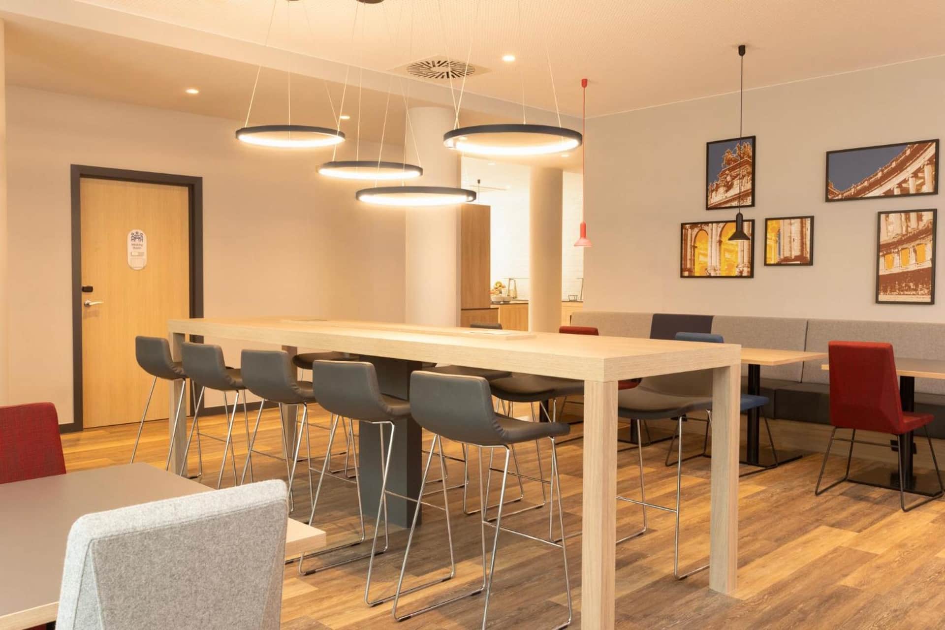 Holiday Inn Express Brussels - Airport by IHG