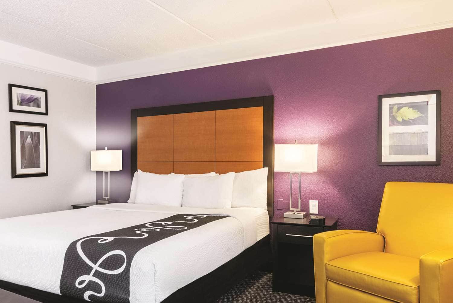 La Quinta Inn & Suites by Wyndham Orlando Airport