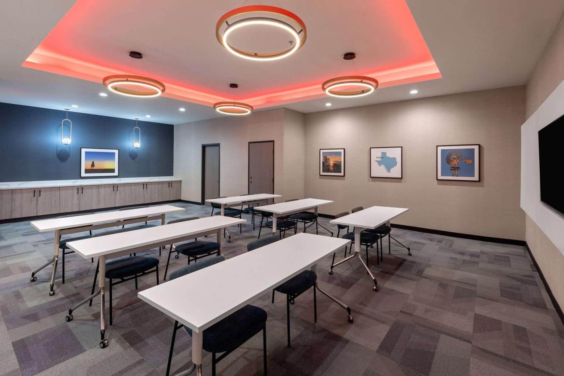 La Quinta Inn & Suites by Wyndham DeSoto