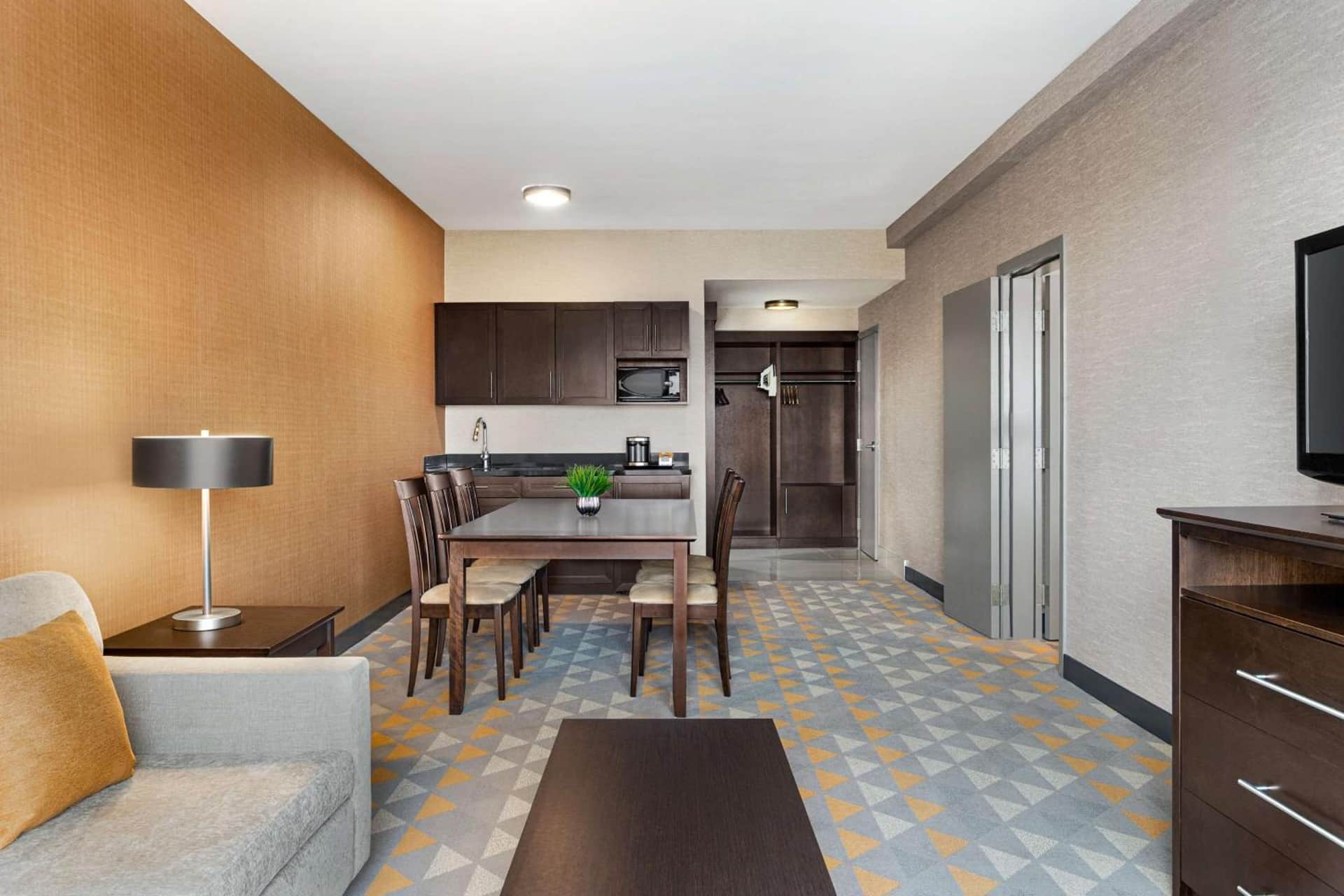 DoubleTree by Hilton Pointe Claire Montreal Airport West