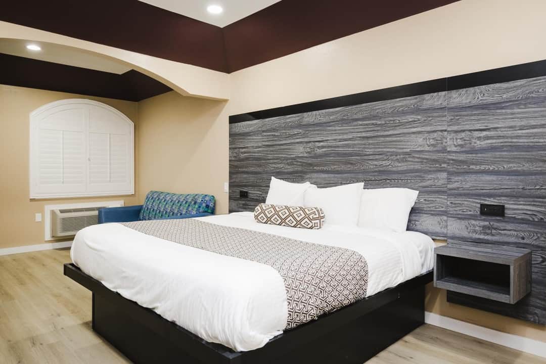 Sapphire Inn & Suites