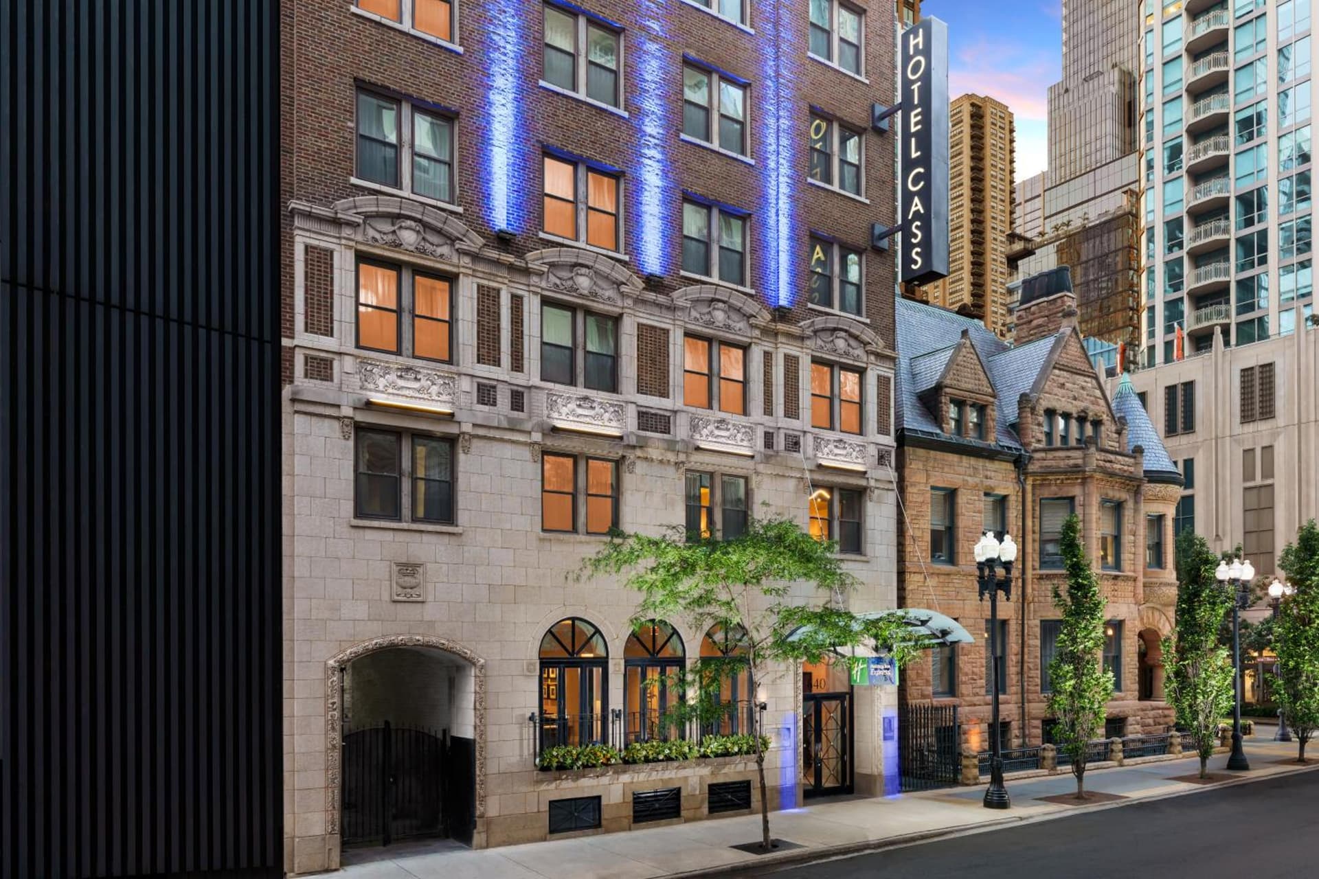 Hotel Cass, Holiday Inn Express (Chicago Magnificent Mile)